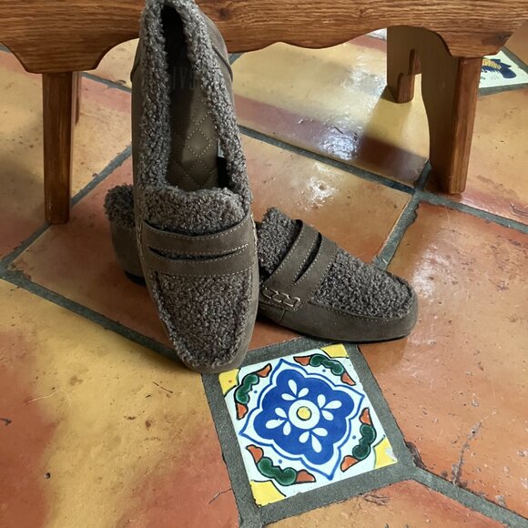 GAP brown sherpa loafers, LIKE NEW size 9 - Picture 4 of 4